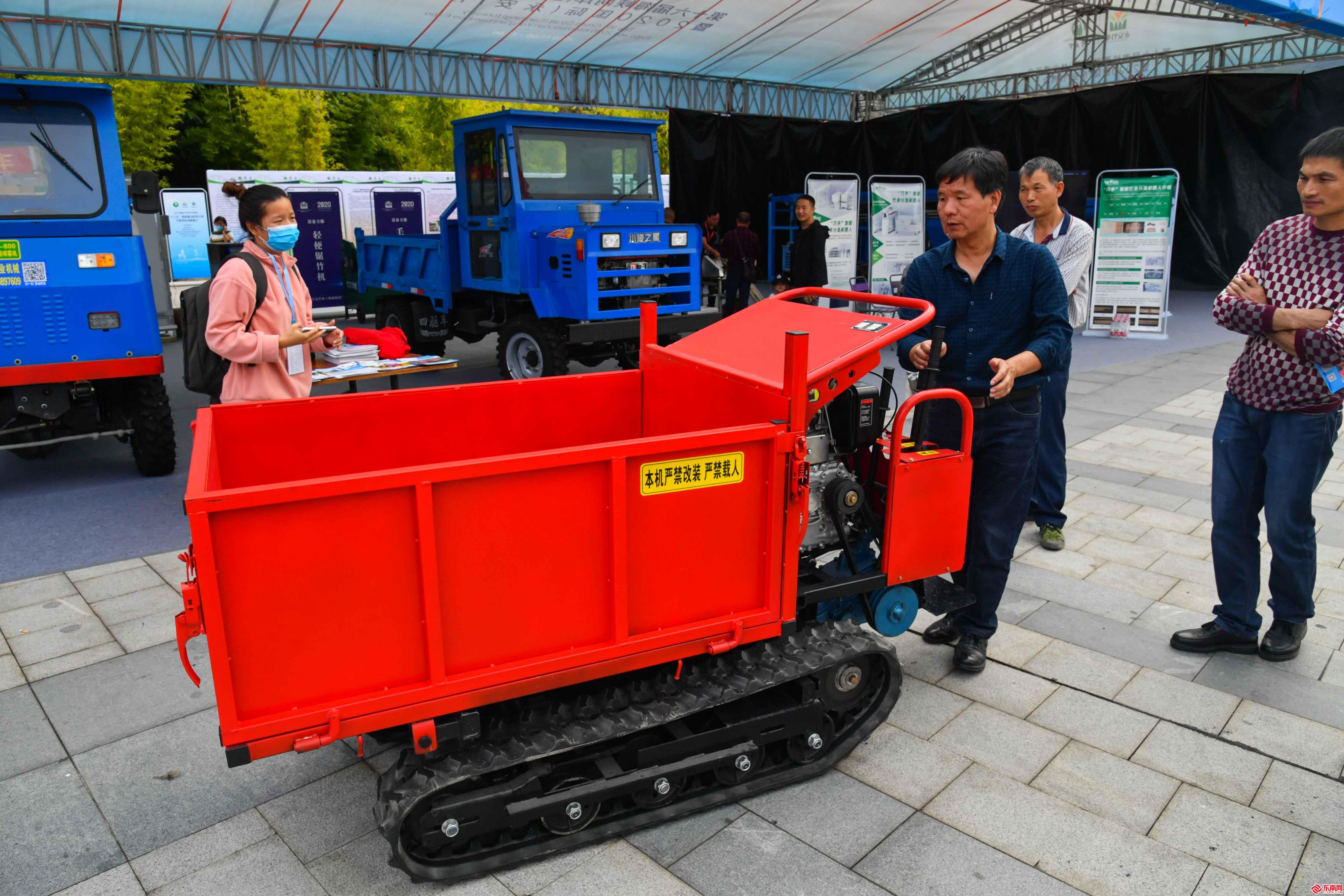 竹科技設備現場，廠商展示爬山虎.jpg