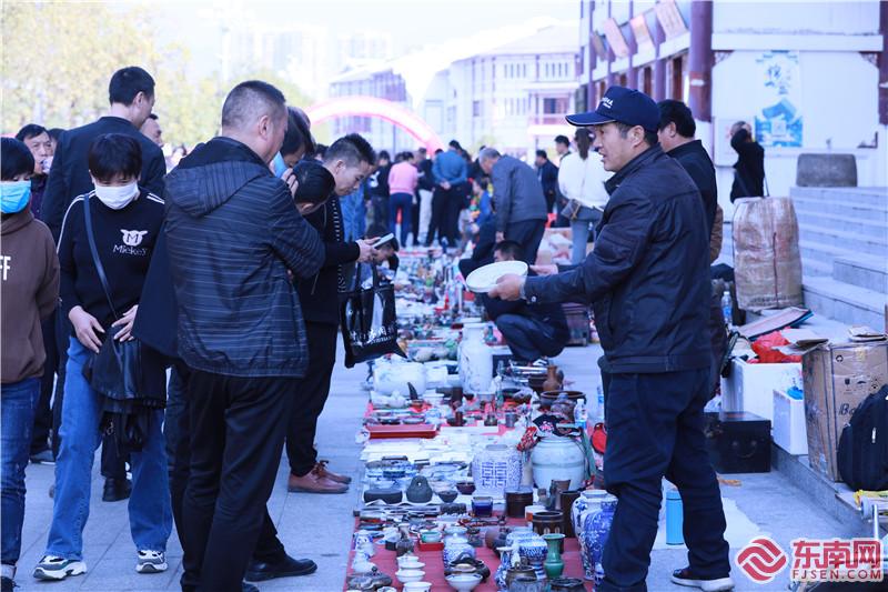11月15日，將樂縣舉辦第一屆古玩交流會。圖為：古玩愛好者在攤前詢問瓷器。董觀生攝.jpg