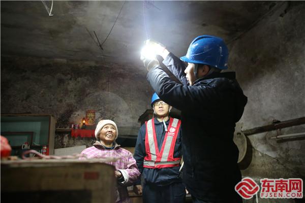 12月16日，泰寧縣大田鄉壘際村出現線路、毛竹覆冰，供電所第一時間組織人員趕赴現場，對地處高海拔的10kV大田線展開特巡清障，同時深入沿線村莊，上門為留守老人們送上寒冬里”光明“。(江麗霞  攝).jpg