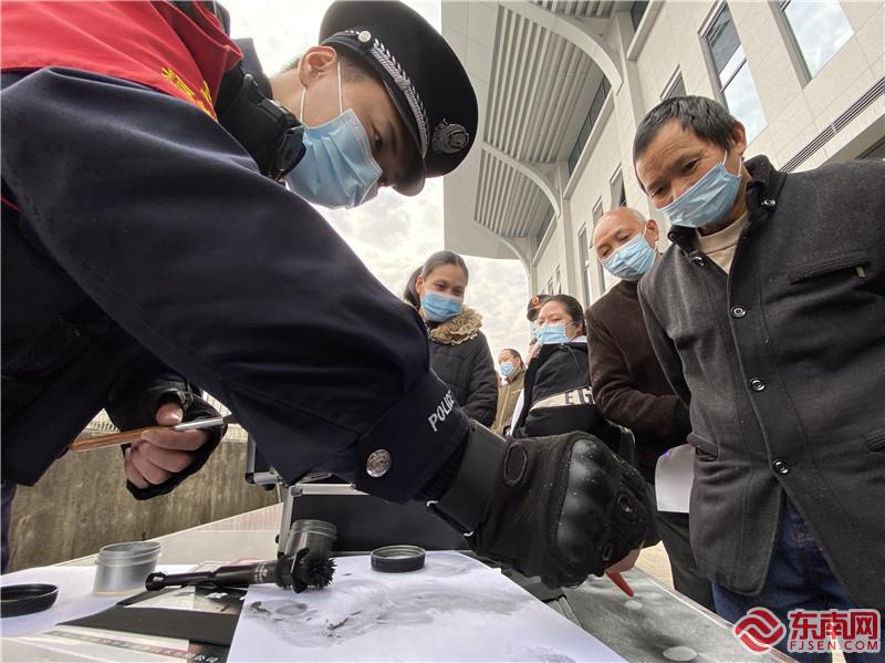 民警向參觀群眾演示現(xiàn)場勘察技術(shù)  胡俊 攝.jpg