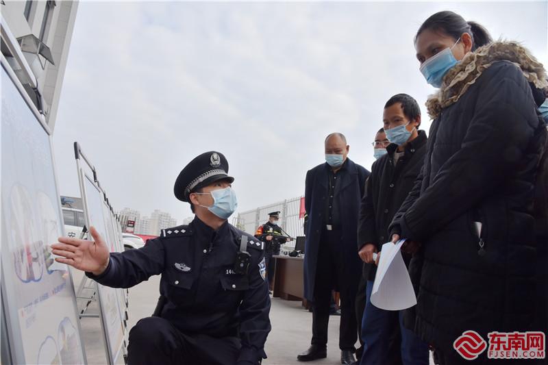 民警向參觀群眾開展鐵路安全知識宣傳 胡俊 攝.jpg 民警向參觀群眾開展鐵路安全知識宣傳 胡俊 攝.jpg