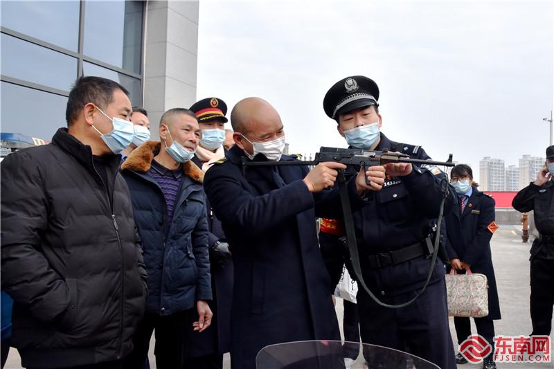 民警向參觀介紹武器警械裝備 胡俊 攝.jpg