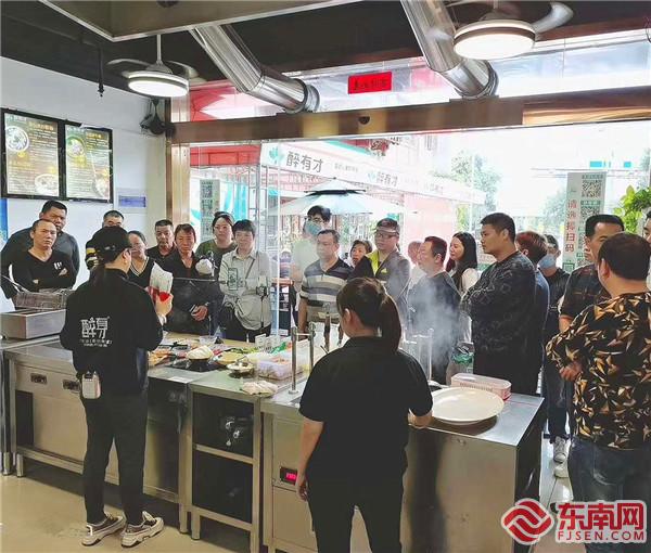 醉有才體驗(yàn)店內(nèi)不少小吃業(yè)主前來(lái)參加菜品升級(jí)培訓(xùn).jpg