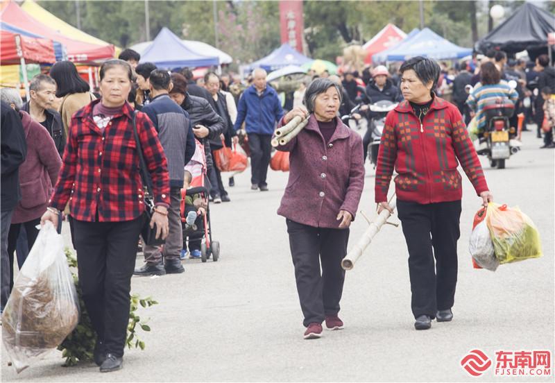 2月22日，在將樂備耕圩上村民購買商品回家。董觀生攝.jpg