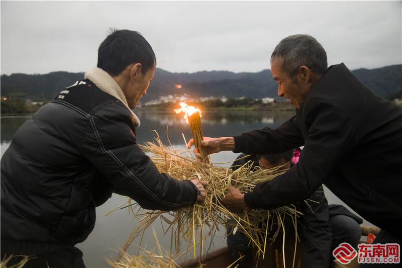 將樂縣西湖村的村民在金溪點亮第一只河燈。董觀生攝.jpg