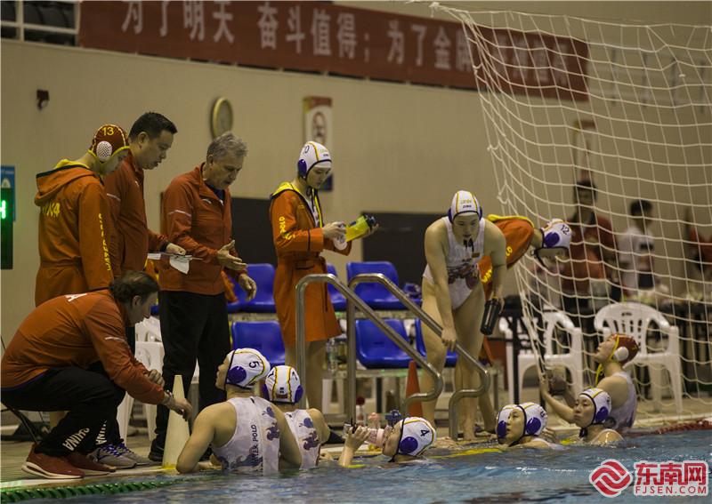 中場休息時間，中國女子水球隊(duì)教練員對隊(duì)員們安排戰(zhàn)術(shù)。董觀生攝.jpg