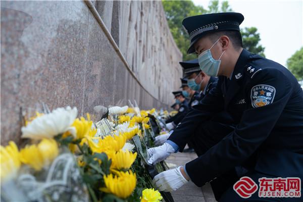 大家有序地走向紀念碑，向革命先烈獻上鮮花.jpg