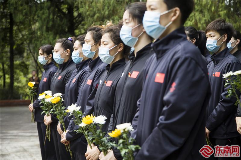 中國女子水球隊隊員向將樂縣五馬山革命烈士紀念碑輪流敬獻鮮花。董觀生攝.jpg