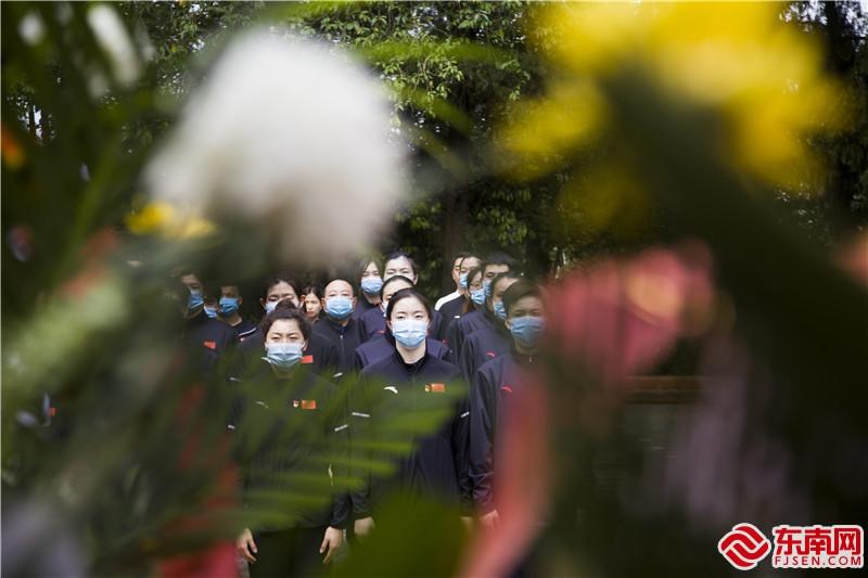 中國女子水球隊隊員瞻仰將樂縣五馬山革命烈士紀念碑。董觀生攝.jpg