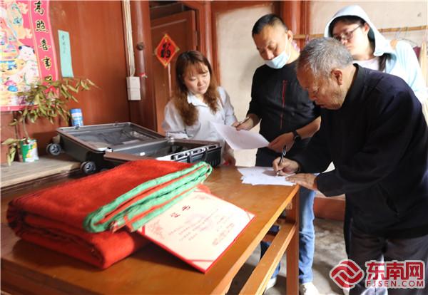 陳圣高老人在捐贈協議上簽字.jpg