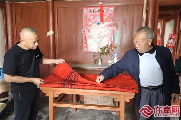 陳圣高老人向博物館專家介紹毛毯情況.jpg