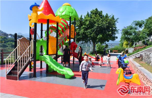 “微公園”成了孩子們的樂園.jpg