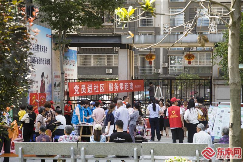 志愿者在社區開展志愿活動。董觀生攝.jpg