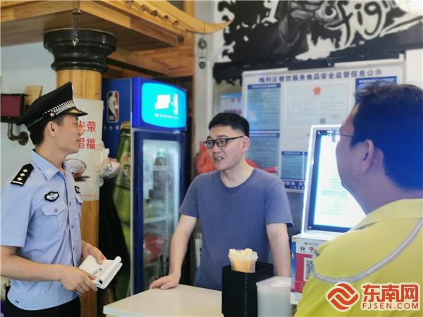 民警開展食品安全檢查 拍攝者：鄧永生.jpg