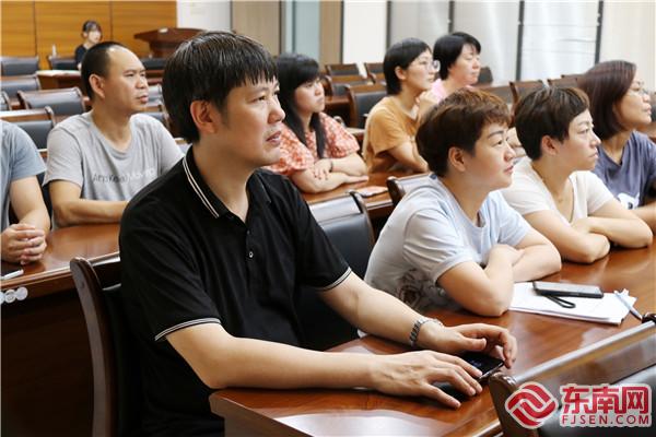 小吃業主們聚精會神觀看.jpg