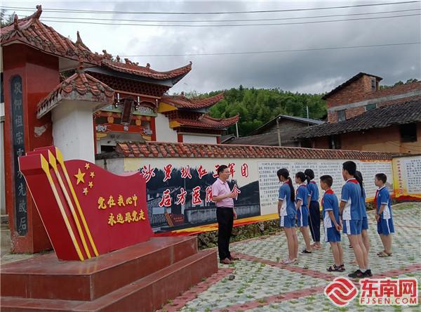方田中心學校師生參觀紅三軍團后方醫院舊址(張標琪  攝).jpg