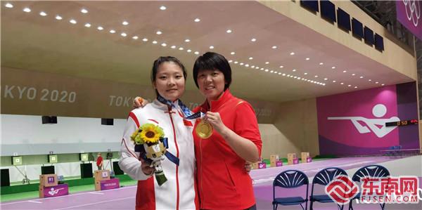 奪冠后黃文紅與姜冉馨 合影.jpg