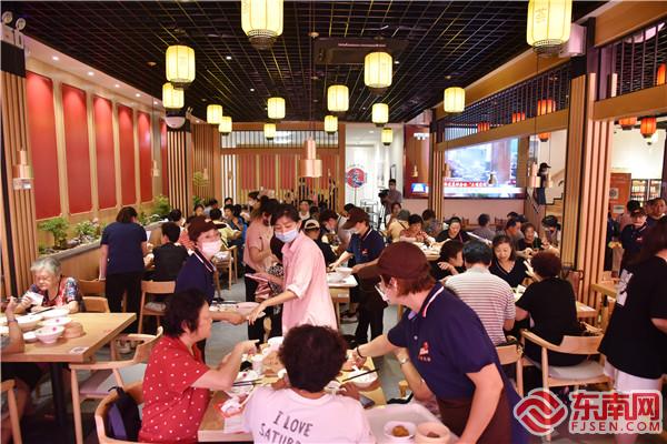 開業當天旗艦店人山人海.jpg