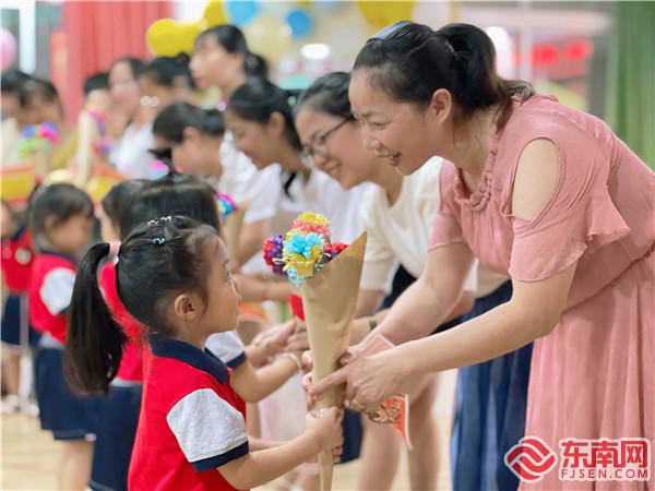 幼兒給教師獻花.jpg