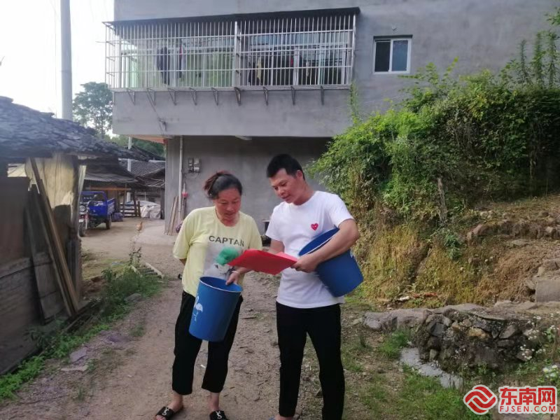 艾斌入戶宣傳平安三率，拍攝者：劉宇清.png