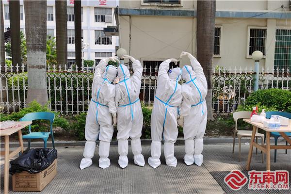 休息間隙隊員們給自己打氣加油.jpg