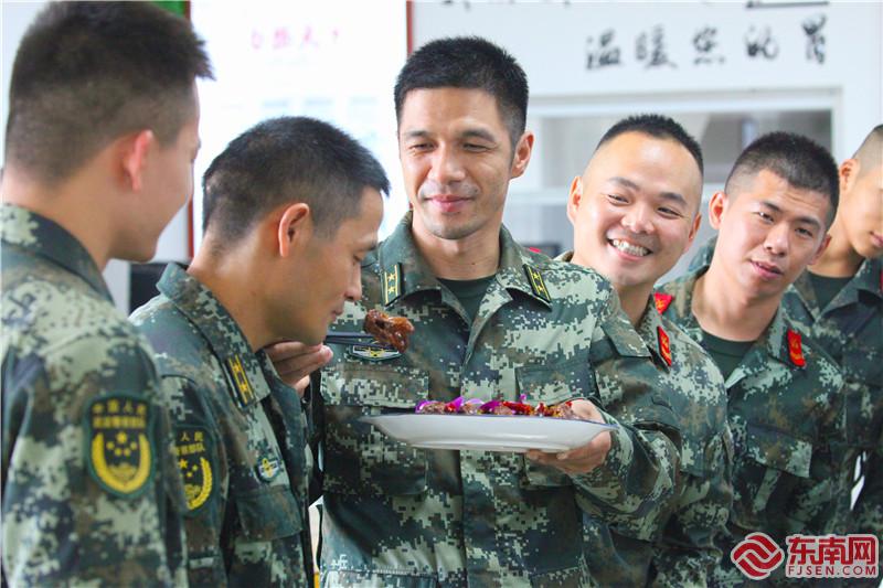 官兵一同品嘗美食.jpg