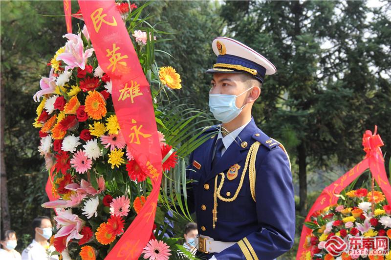 圖為禮兵向烈士紀念碑敬獻花籃 林璐 攝.jpg