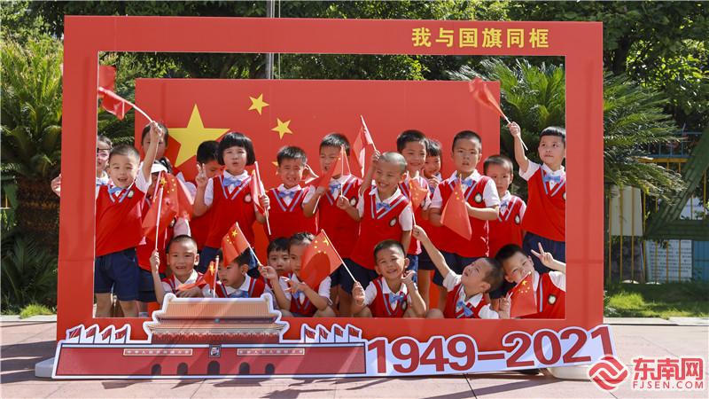 我與國旗同框.jpg