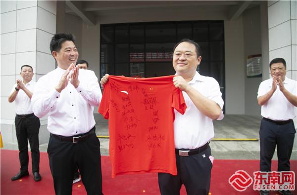 國家體育總局小球運動管理中心向將樂縣贈送國家隊簽名T恤衫。董觀生攝.jpg