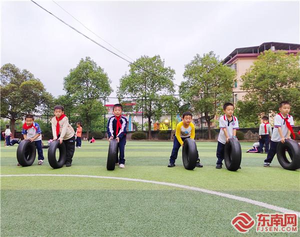 同學們在進行戶外健體活動.jpg