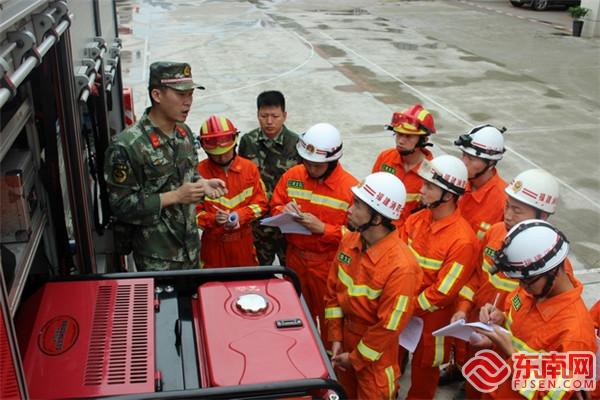 鄧文濱同志為新入隊同志答疑解惑。拍攝者：上官培堅.jpg