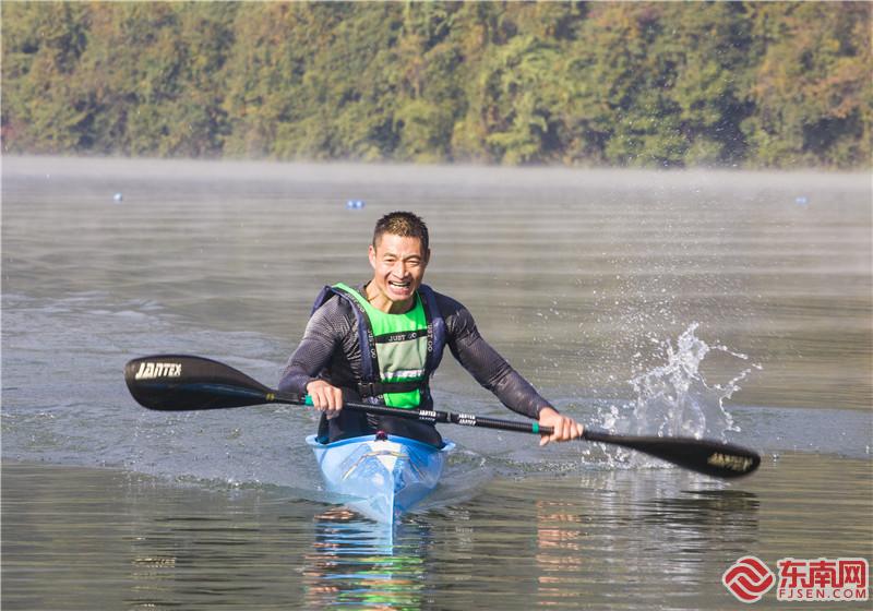 皮劃艇運動員向終點沖刺。董觀生攝.jpg