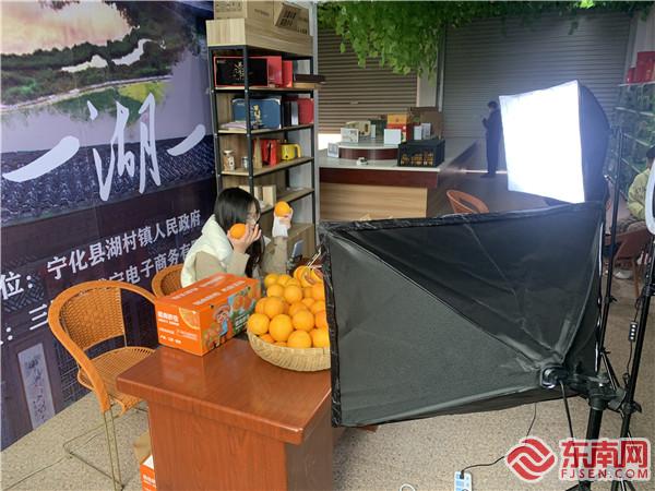 主播正在向消費者介紹本地特色產品.jpg