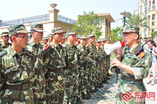 劉燦華為戰友講解操法。拍攝者：上官培堅.jpg