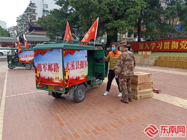 工作人員現場分發宣傳資料.拍攝：詹家遠.png