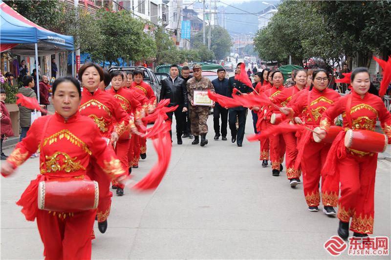 明溪縣送喜報(bào)活動現(xiàn)場。拍攝；陳蔚鋒.jpg