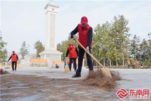 老兵們認真清掃烈士陵園。拍攝：吳丹.jpg