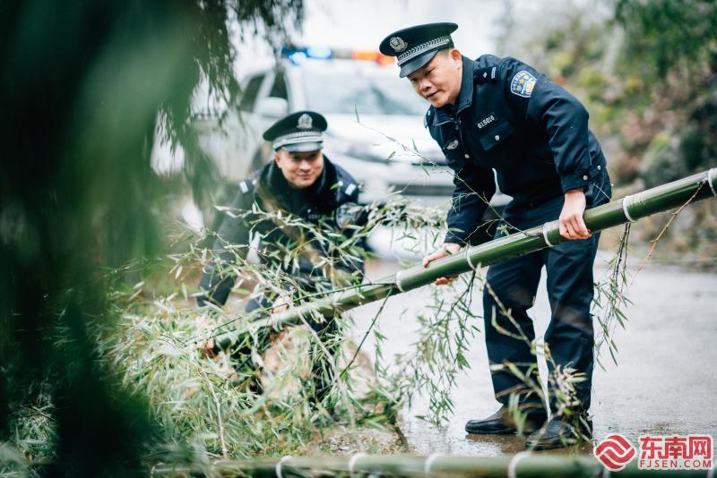 圖為民警清理路障.jpg