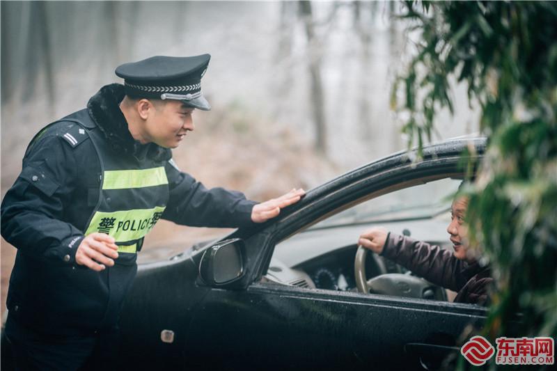 圖為民警勸返駕車前來觀雪的群眾.jpg