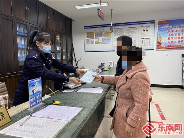 2022年2月17日，黃阿姨從民警廖慧珍手中接過(guò)期盼四十多年的戶口本.jpg