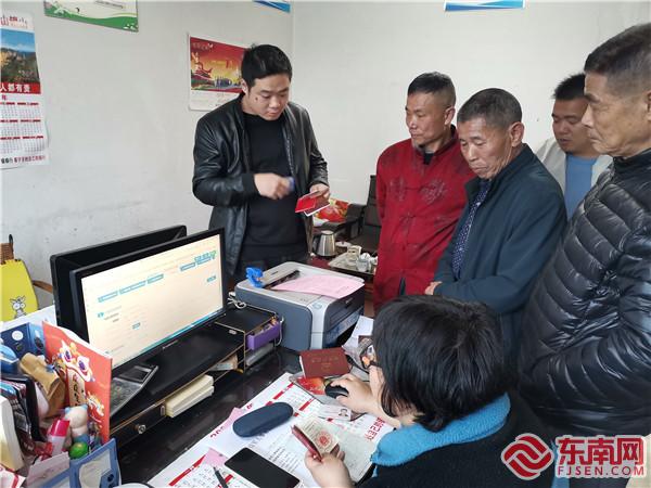 退役軍人服務站工作人員為退役軍人辦理優待證（攝：鄒舒婷.jpg