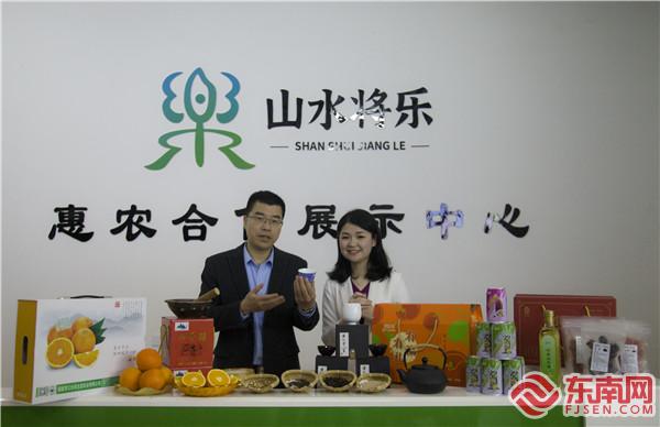 1線上直播帶貨現(xiàn)場(chǎng)，將樂(lè)縣人民政府縣長(zhǎng)陳羲與主播余程瑤向網(wǎng)友推介將樂(lè)陳記柴窯產(chǎn)品。董觀生攝.jpg