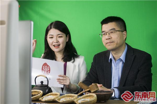線上直播帶貨現(xiàn)場(chǎng)，將樂(lè)縣人民政府縣長(zhǎng)陳羲與主播余程瑤向網(wǎng)友推介“山水將樂(lè)”縣域公共品牌產(chǎn)品。董觀生攝.jpg
