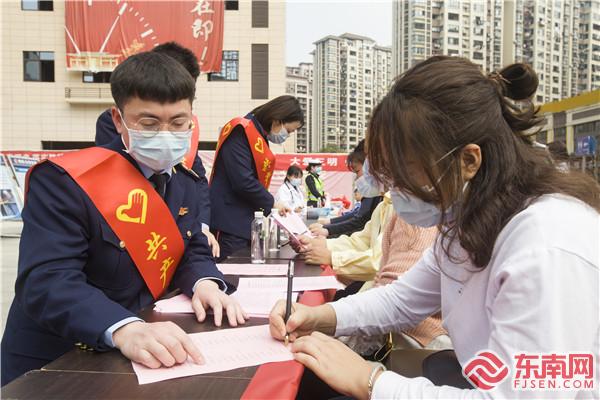 活動現場，市場監督管理局志愿者為群眾解答相關問題。.jpg