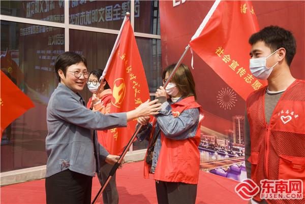 縣委常委、宣傳部長為9支志愿服務隊授旗。.jpg