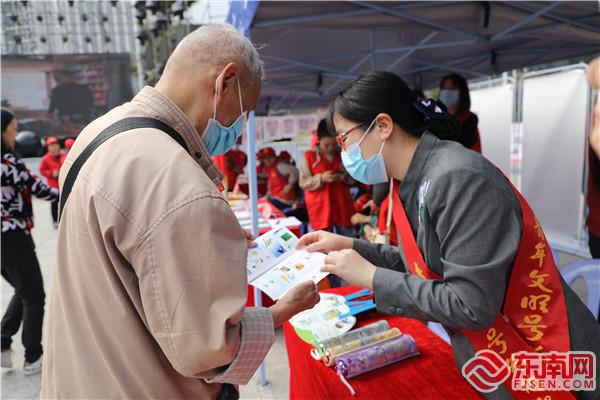 3月4日，國網(wǎng)三明供電公司電網(wǎng)志在三明市“走過的路 大愛的心”學(xué)雷鋒志愿服務(wù)活動(dòng)暨三元區(qū)道德模范身邊好人聯(lián)誼會(huì)成立10周年活動(dòng)現(xiàn)場(chǎng)給群眾講解安全用電知識(shí)。 鄧菲 攝.jpg