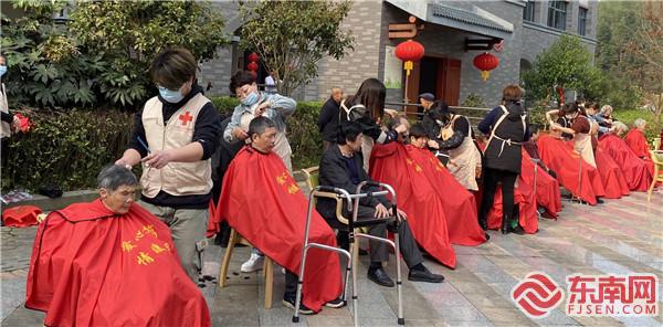 圖片4：“愛心義剪 情暖夕陽”服務隊免費為困難老人理發（巫婧云攝）.jpg
