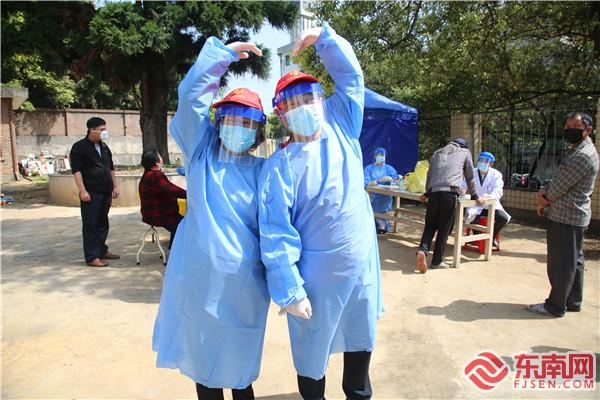 夫妻在志愿服務中當場擺出“心”形手勢.jpg