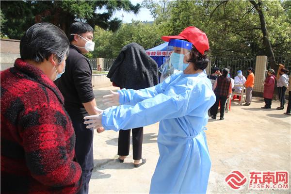 陳瑞云為前來做核酸檢測的人員維持秩序.jpg