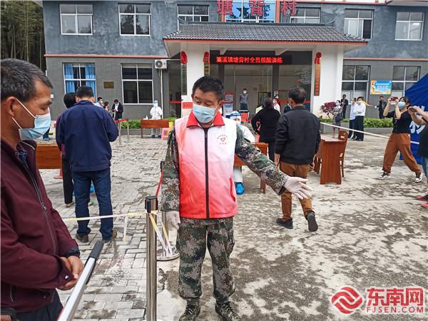 退役軍人志愿服務引導群眾做核酸檢測 (2).jpg